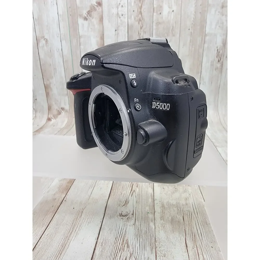 Nikon D5000 12.3 MP Digital SLR Camera Body Black W/Charger & 2 Battery's